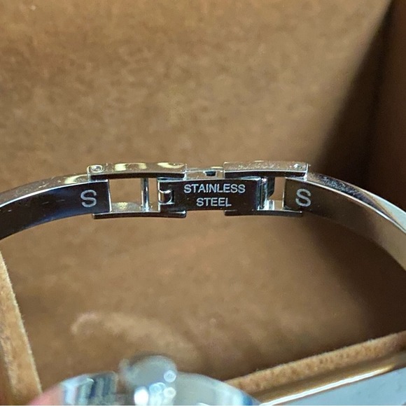 Authentic Gucci 105 Women's Stainless Steel Swiss Made Small Silvertone - Picture 13 of 14